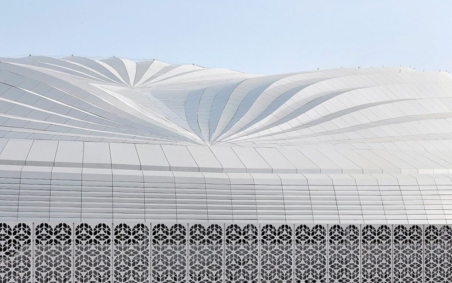 Das weiße, faltbare Dach des Stadions