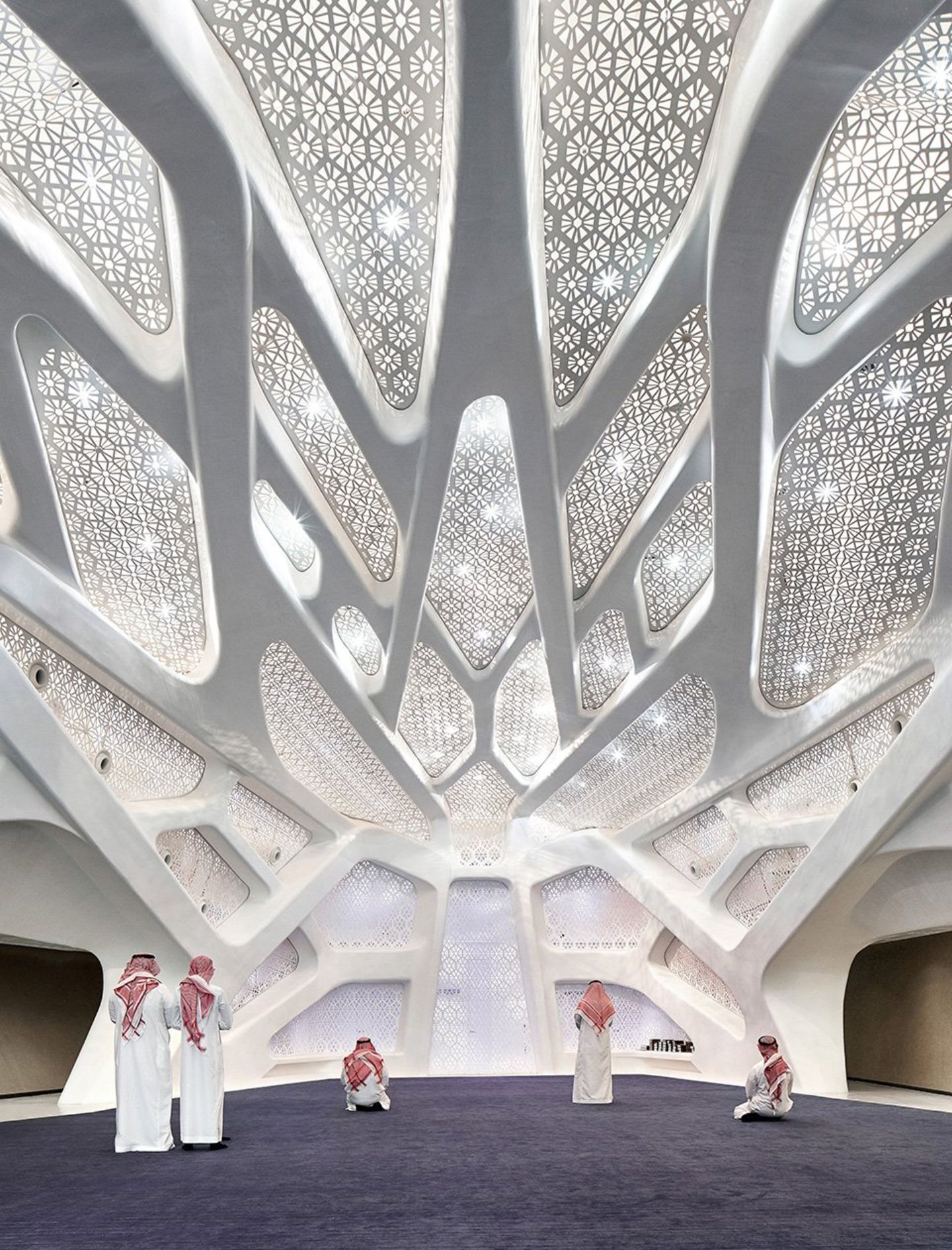 Zaha Hadid King Abdullah Petroleum Studies & Research Center, Riyadh, Saudi Arabia: Das Studien- und Forschungszentrum King Abdullah Petroleum wurde am 10. Juli 2007 vom saudischen Ministerrat als gemeinnützige Einrichtung für unabhängige Forschung zur globalen Energiewirtschaft gegründet. Es bringt eine internationale Gruppe von Expertenforschern aus mehr als 15 Nationalitäten zusammen.