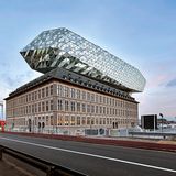 Ein klassisches Gebäude wurde mit einer Glaskonstruktion überbaut