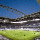 Rasenfläche und Zuschauerränge des Stadions