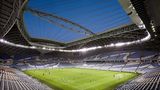 Rasenfläche und Zuschauerränge des Stadions