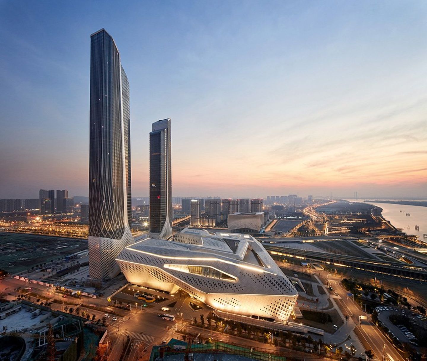 Zaha Hadid Zwei Wolkenkratzer und ein flacher Gebäudeomplex
