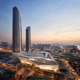 Zwei Wolkenkratzer und ein flacher Gebäudeomplex