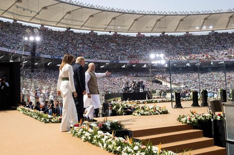 Ahmedabad: Melania Trump, Donald Trump und Narendra Modi bei einer Willkommenveranstaltung