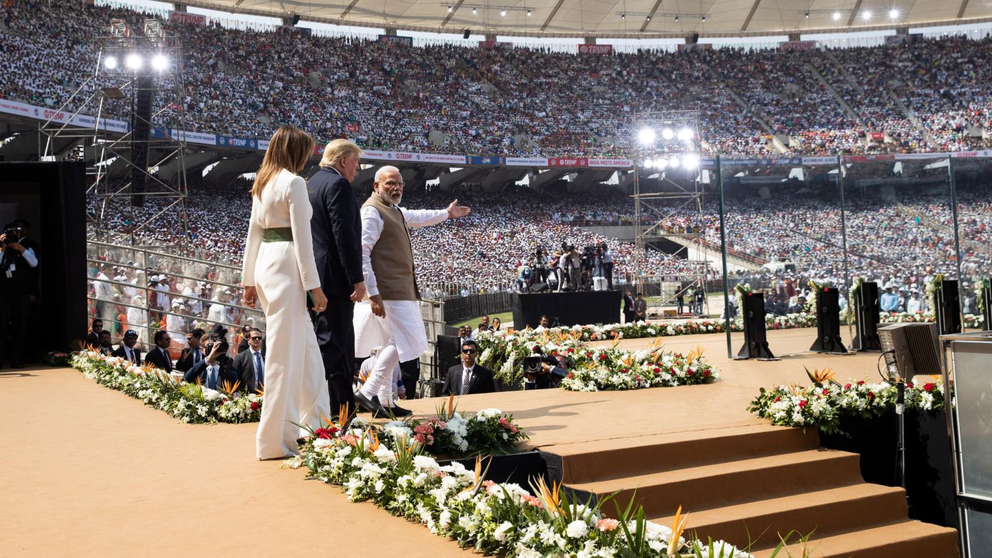 Ahmedabad: Melania Trump, Donald Trump und Narendra Modi bei einer Willkommenveranstaltung