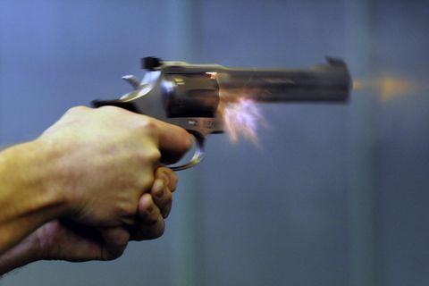 Ein Sportschütze trainiert mit einem Revolver Kaliber 357 von Smith&Wesson