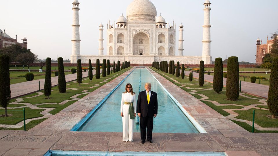 Indien, Agra: Donald Trump und seine Frau Melania Trump posieren vor dem Taj Mahal Indien, Agra: Donald Trump und seine Frau Melania Trump posieren vor dem Taj Mahal