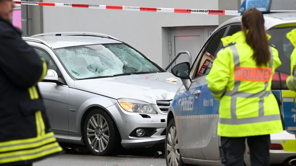 Die Windschutzscheibe des Mercedes ist schwer beschädigt