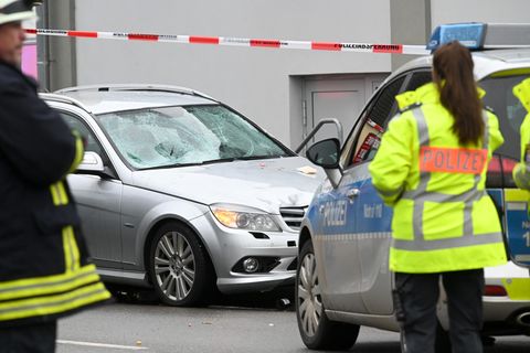 Die Windschutzscheibe des Mercedes ist schwer beschädigt
