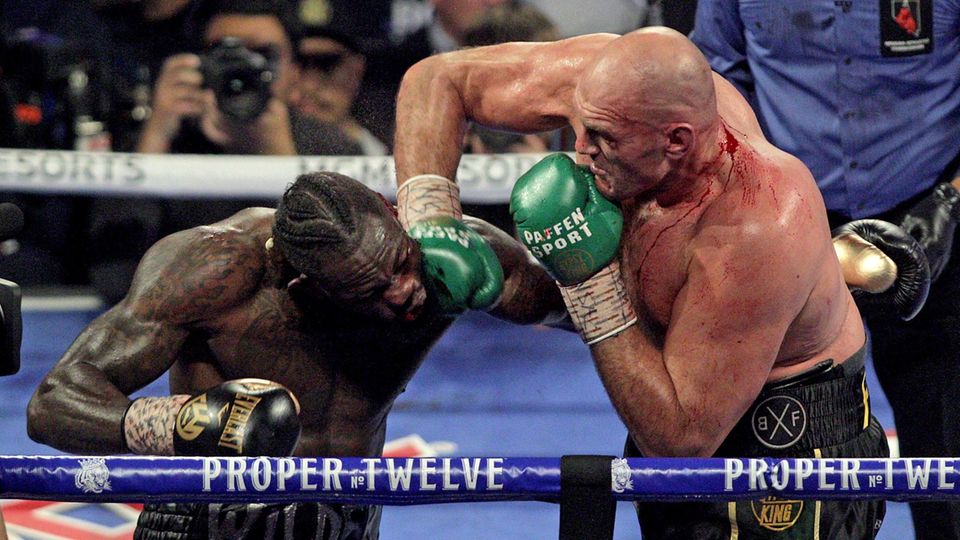 Tyson Fury malträtiert seinen Gegner Deontay Wilder