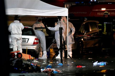 Volkmarsen: Ermittler untersuchen am Abend in Volkmarsen das Fahrzeug des Täters