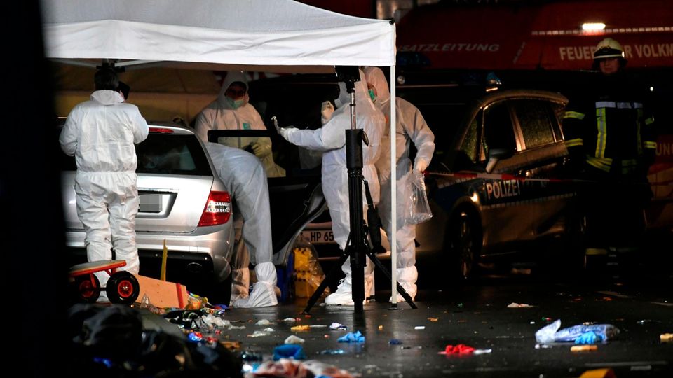 Volkmarsen: Ermittler untersuchen am Abend in Volkmarsen das Fahrzeug des Täters