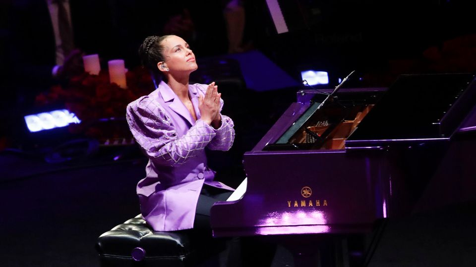 Alicia Keys Sängerin Alicia Keys spielte setzte sich bei der Gedenkfeier ans Klavier