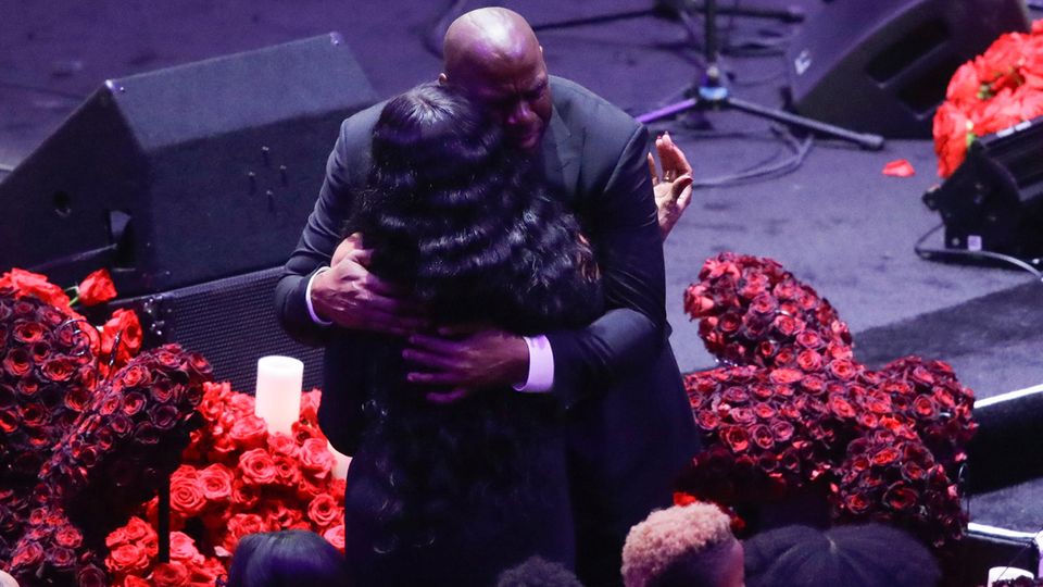 Magic Johnson Magic Johnson umarmt Pam Bryant