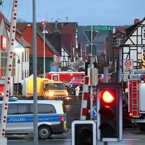 Einsatzkräfte von Polizei und Feuerwehr und ein Abschleppwagen stehen in Volkmarsen