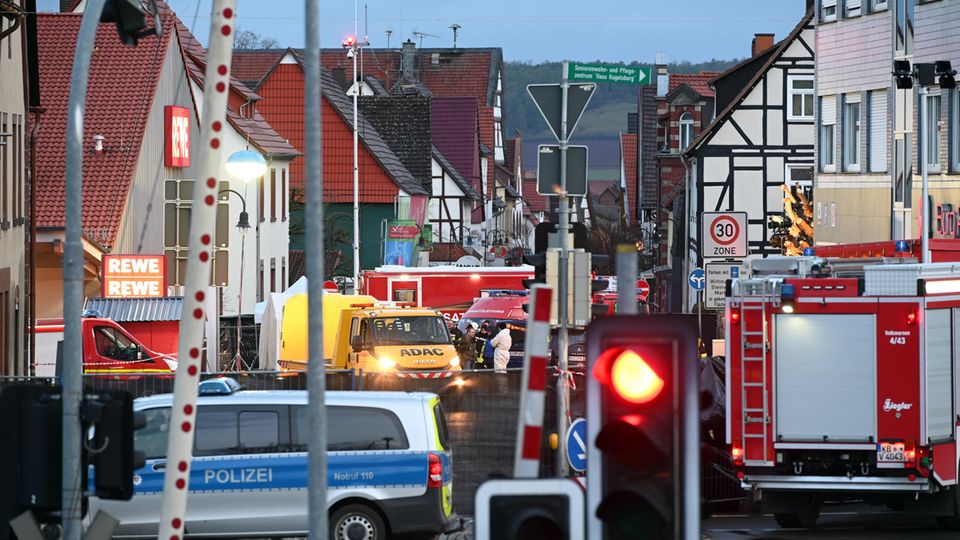Einsatzkräfte von Polizei und Feuerwehr und ein Abschleppwagen stehen in Volkmarsen