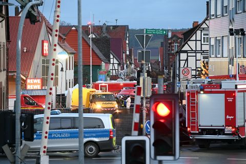 Einsatzkräfte von Polizei und Feuerwehr und ein Abschleppwagen stehen in Volkmarsen