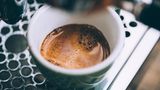 Espresso  Der (normale) espresso wird mit 9 bis 10 Gramm Kaffee zubereitet - je nach Sorte. Dann wird er in eine Siebträgermaschine eingehängt. Die Durchlaufzeit liegt je nach Sorte zwischen 27 und 29 Sekunden. In dieser Zeit wird der Kaffee extrahiert. Unter Extraktionszeit versteht man die Kontaktzeit zwischen Kaffee und Wasser.  Der espresso doppio wird genauso wie der espresso zubereitet, dabei handelt es sich nur um die doppelte Menge Kaffee - also 18 bis 20 Gramm.