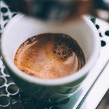 Espresso  Der (normale) espresso wird mit 9 bis 10 Gramm Kaffee zubereitet - je nach Sorte. Dann wird er in eine Siebträgermaschine eingehängt. Die Durchlaufzeit liegt je nach Sorte zwischen 27 und 29 Sekunden. In dieser Zeit wird der Kaffee extrahiert. Unter Extraktionszeit versteht man die Kontaktzeit zwischen Kaffee und Wasser.  Der espresso doppio wird genauso wie der espresso zubereitet, dabei handelt es sich nur um die doppelte Menge Kaffee - also 18 bis 20 Gramm.