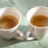 Ristretto  Der espresso ristretto folgt dem gleichen Prinzip wie der normale espresso. Hierbei beträgt die Durchlaufzeit aber nur 16 bis 19 Sekunden. Dadurch wird der espresso konzentrierter. Der doppio ristretto enthält die doppelte Menge Kaffee.