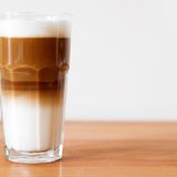 Latte Macchiato  Eigentlich ist ein Latte Macchiato auch ein Milchkaffee oder ein Caffé Latte. Hinter diesen drei Bezeichnungen verbirgt sich eigentlich nicht anderes als einen single shot espresso, aufgeschäumte Milch, aber in einem größeren Behälter als der Cappuccino - oft in einem länglichen Glas. Im Vergleich zum Cappuccino enthält der Latte Macchiato auch deutlich mehr Milch.