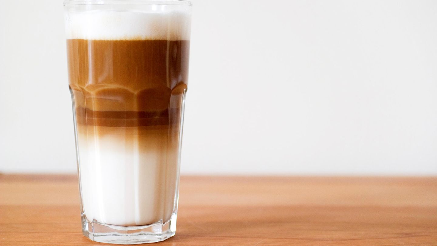 Latte Macchiato  Eigentlich ist ein Latte Macchiato auch ein Milchkaffee oder ein Caffé Latte. Hinter diesen drei Bezeichnungen verbirgt sich eigentlich nicht anderes als einen single shot espresso, aufgeschäumte Milch, aber in einem größeren Behälter als der Cappuccino - oft in einem länglichen Glas. Im Vergleich zum Cappuccino enthält der Latte Macchiato auch deutlich mehr Milch.