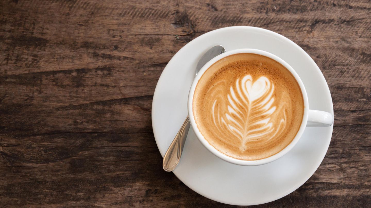 Cappuccino  Der beliebte Cappuccino enthält einen single shot espresso mit aufgeschäumter Milch. Dabei ist es entscheidend, was mit der Milch passiert. Normalerweise wird der klassische Cappuccino aus drei verschiedenen Milchschichten "gebaut". Erst folg der "Bauschaum", dieser ist fest, danach der "Zwischenschaum", zum Schluss folgt die Milch.