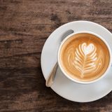 Cappuccino  Der beliebte Cappuccino enthält einen single shot espresso mit aufgeschäumter Milch. Dabei ist es entscheidend, was mit der Milch passiert. Normalerweise wird der klassische Cappuccino aus drei verschiedenen Milchschichten "gebaut". Erst folg der "Bauschaum", dieser ist fest, danach der "Zwischenschaum", zum Schluss folgt die Milch.