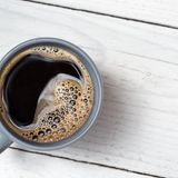 Americano  Der americano enthält einen shot espresso. Dieser wird mit heißem Wasser aufgefüllt. Gewissermaßen ist der americano die berühmte Tasse Kaffee. Er kann mit Milch oder ohne getrunken werden.