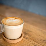 Flat White  Der Flat White ist ein doppelter espresso ristretto mit aufgeschäumter Milch. Die Milch ist dabei deutlich weniger schaumig als beim Latte Macchiato oder Cappuccino. Diese Kaffeespezialität kommt aus Australien.