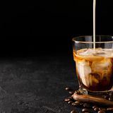 Iced Coffee  Iced Coffee ist nichts anderes als Filterkaffee mit Eiswürfeln. Wer mag, gibt einen Schuss Milch dazu. Achtung: Wenn Sie den Iced Coffee süßen wollen, nehmen Sie keinen Zucker, der löst sich im Kaltgetränk nicht auf. Besser auf Zuckersirup zurückgreifen.