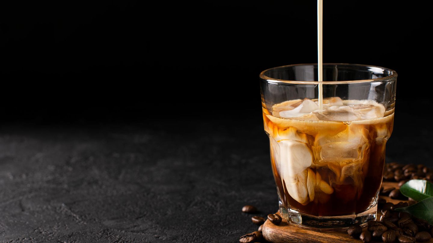 Iced Coffee  Iced Coffee ist nichts anderes als Filterkaffee mit Eiswürfeln. Wer mag, gibt einen Schuss Milch dazu. Achtung: Wenn Sie den Iced Coffee süßen wollen, nehmen Sie keinen Zucker, der löst sich im Kaltgetränk nicht auf. Besser auf Zuckersirup zurückgreifen.