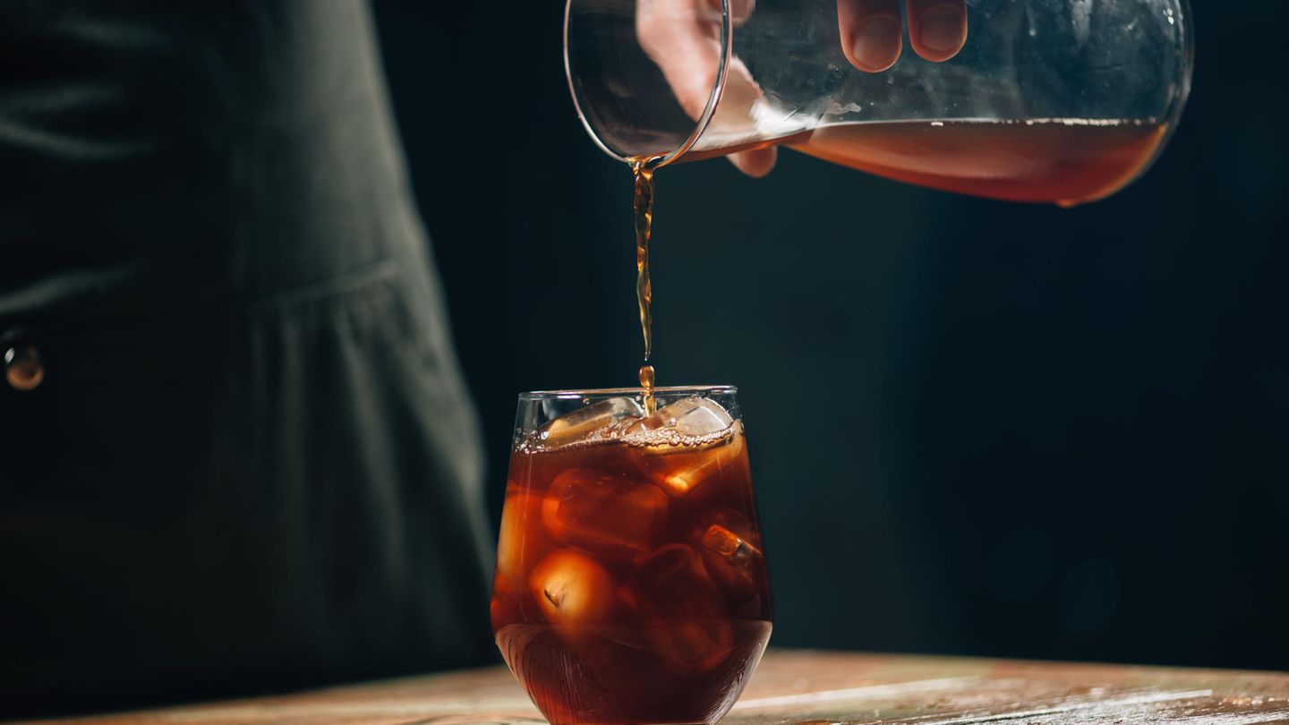 Gut zu wissen: Cold Brew Cold Brew ist Kaffee, der im Wasser gelöst, bis zu 24 Stunden im Kühlschrank gelagert und erst dann durch ein Sieb gezogen wird. Das Besondere an diesem Verfahren ist, dass der Kaffee kalt extrahiert wird. Das bedeutet, es muss weder Energie aufgebracht werden, noch ist eine Kaffeemaschine von Nöten. Hinzu kommt, dass die Aromen verdichteter sind, als bei aufgebrühten Kaffees. Säuren, die sogenannten Alkaloide, und Bitterstoffe, die manchen auf den Magen schlagen, werden nicht herausgefiltert. Dadurch bekommt man ein Kaffeekonzentrat, das fruchtig, aromatisch und auch süß ist. Cold Brew Cold Brew ist Kaffee, der im Wasser gelöst, bis zu 24 Stunden im Kühlschrank gelagert und erst dann durch ein Sieb gezogen wird. Das Besondere an diesem Verfahren ist, dass der Kaffee kalt extrahiert wird. Das bedeutet, es muss weder Energie aufgebracht werden, noch ist eine Kaffeemaschine von Nöten. Hinzu kommt, dass die Aromen verdichteter sind, als bei aufgebrühten Kaffees. Säuren, die sogenannten Alkaloide, und Bitterstoffe, die manchen auf den Magen schlagen, werden nicht herausgefiltert. Dadurch bekommt man ein Kaffeekonzentrat, das fruchtig, aromatisch und auch süß ist.