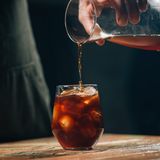 Cold Brew  Cold Brew ist Kaffee, der im Wasser gelöst, bis zu 24 Stunden im Kühlschrank gelagert und erst dann durch ein Sieb gezogen wird. Das Besondere an diesem Verfahren ist, dass der Kaffee kalt extrahiert wird. Das bedeutet, es muss weder Energie aufgebracht werden, noch ist eine Kaffeemaschine von Nöten. Hinzu kommt, dass die Aromen verdichteter sind, als bei aufgebrühten Kaffees. Säuren, die sogenannten Alkaloide, und Bitterstoffe, die manchen auf den Magen schlagen, werden nicht herausgefiltert. Dadurch bekommt man ein Kaffeekonzentrat, das fruchtig, aromatisch und auch süß ist.