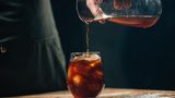 Cold Brew  Cold Brew ist Kaffee, der im Wasser gelöst, bis zu 24 Stunden im Kühlschrank gelagert und erst dann durch ein Sieb gezogen wird. Das Besondere an diesem Verfahren ist, dass der Kaffee kalt extrahiert wird. Das bedeutet, es muss weder Energie aufgebracht werden, noch ist eine Kaffeemaschine von Nöten. Hinzu kommt, dass die Aromen verdichteter sind, als bei aufgebrühten Kaffees. Säuren, die sogenannten Alkaloide, und Bitterstoffe, die manchen auf den Magen schlagen, werden nicht herausgefiltert. Dadurch bekommt man ein Kaffeekonzentrat, das fruchtig, aromatisch und auch süß ist.