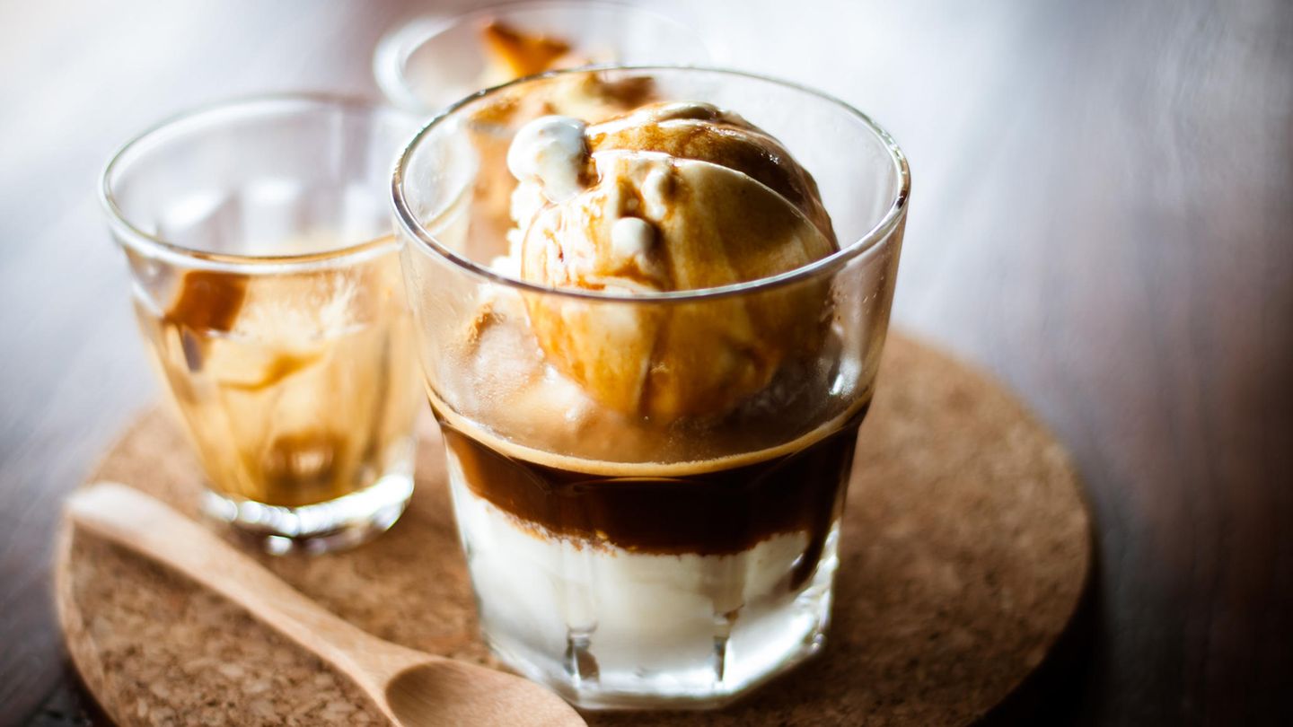 Affogato  Diese Kaffespezialität ist vor allem im Sommer bliebt. Affogato heißt auf Italienisch "ertrunken". Dabei handelt es sich meist um eine Kugel Vanille-Eis, die mit einem Shot espresso übergossen wird. Schmeckt auch mit Haselnusseis oder anderen Milcheissorten.