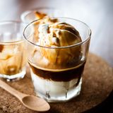 Affogato  Diese Kaffespezialität ist vor allem im Sommer bliebt. Affogato heißt auf Italienisch "ertrunken". Dabei handelt es sich meist um eine Kugel Vanille-Eis, die mit einem Shot espresso übergossen wird. Schmeckt auch mit Haselnusseis oder anderen Milcheissorten.