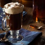 Irish Coffee  Der Irish Coffee ist eine besondere Kaffeespezialität, die man nicht in jedem Café finden wird. Ein klassischer Irish Coffee wird aus gesüßtem Kaffee, irischem Whisky und Schlagsahne zubereitet. In den 1940er Jahren wurde er von einem irischen Koch und einem amerikanischen Schriftsteller erfunden, der den Kaffee an einem Flughafen in Irland trank - und ihn so in die USA brachte. Erstmals wurde ein Irish Coffee 1952 in San Francisco serviert.