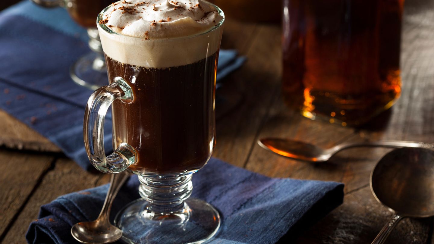Irish Coffee  Der Irish Coffee ist eine besondere Kaffeespezialität, die man nicht in jedem Café finden wird. Ein klassischer Irish Coffee wird aus gesüßtem Kaffee, irischem Whisky und Schlagsahne zubereitet. In den 1940er Jahren wurde er von einem irischen Koch und einem amerikanischen Schriftsteller erfunden, der den Kaffee an einem Flughafen in Irland trank - und ihn so in die USA brachte. Erstmals wurde ein Irish Coffee 1952 in San Francisco serviert.