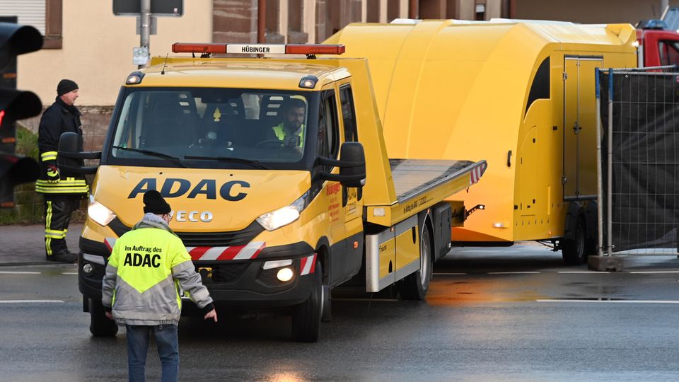 Ein Abschleppwagen bringt das Auto weg vom Tatort in Volkmarsen Ein Abschleppwagen bringt das Auto weg vom Tatort in Volkmarsen