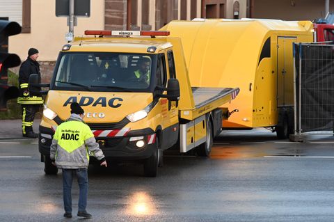 Ein Abschleppwagen bringt das Auto weg vom Tatort in Volkmarsen