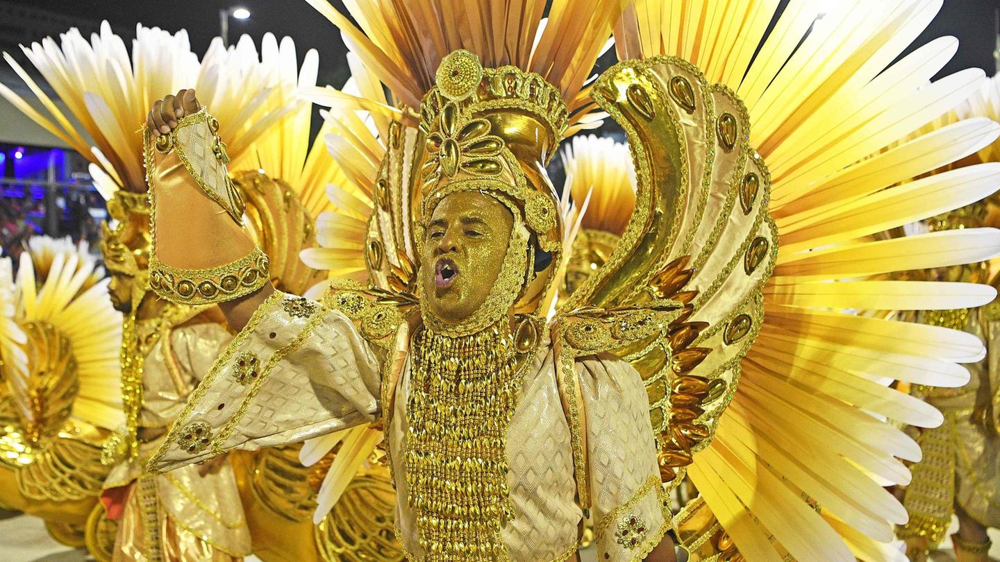 Auch am zweiten Abend im Sambódromo gehört Gold zu den dominierenden Farben, die hier von der Sambaschule Beija Flor verwendet wird