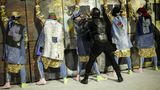 In diesem Jahr wird der Wettstreit der Sambaschulen in Rio auch mit Protesten gegen die Politik des umstrittenen ultrarechten Staatschefs Jair Bolsonaro begleitet. Die Samabschule Primeira de Mangueira wendet sich in diesem Bild gegen die zunehmende Polizeigewalt im Land.