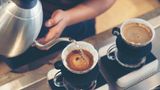Filterkaffee  Lange Zeit war Omas Filterkaffee verpönt - er schmeckte bitter und verbrannt. Aber der handgebrühte Filterkaffee hat schon vor einigen Jahren sein Revival gefeiert. Zwar wird jetzt nicht mehr mit Omas Kaffeemaschine gebrüht, zumindest nicht in den hippen Coffee-Shops, sondern mit einem Handfilter aufgegossen, aber das Prinzip bleibt dasselbe: Kaffeepulver wird mit heißem Wasser übergossen.