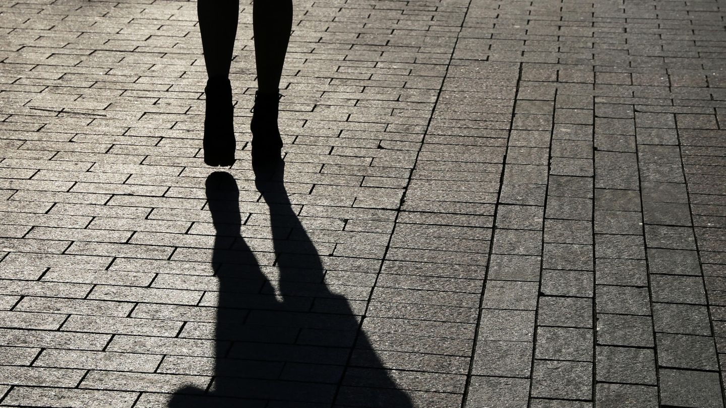 Eine Frau geht auf einer Straße entlang