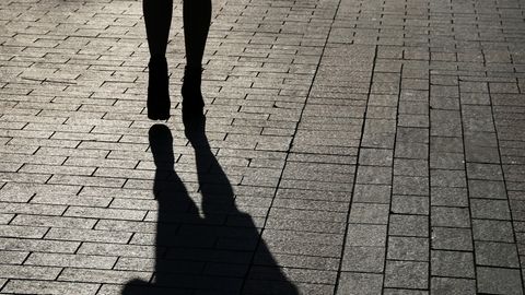 Eine Frau geht auf einer Straße entlang