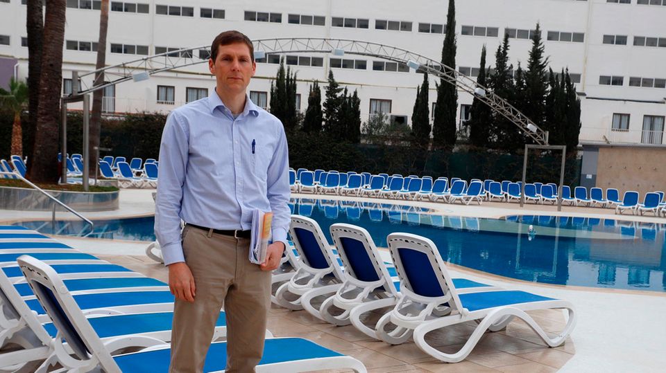 All-inclusive als Sündenbock: Samos-Hoteldirektor Christoph Gräwert steht am Pool seines Hotels in Magaluf Samos-Hoteldirektor Christoph Gräwert steht am Pool seines Hotels in Magaluf