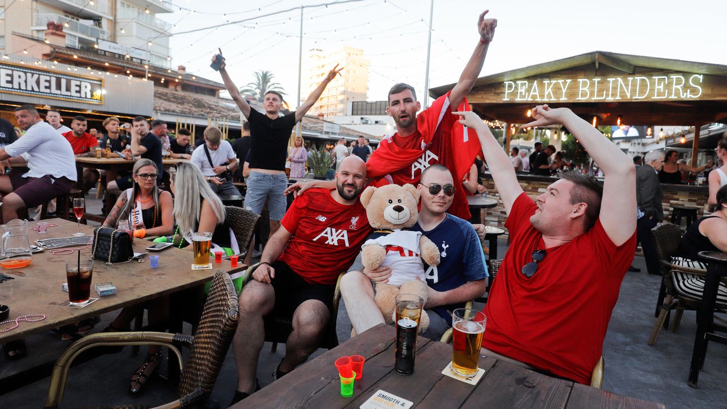 Hier wird viel Alkohol konsumiert: britische Fußballfans in Magaluf