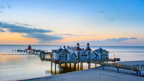 Platz 6: Rügen, Deutschland   International schwer im Kommen: Deutschlands größte Insel. Neben der Seebrücke in Selin (Foto) gibt es auf Rügen auch zwei Nationalparks, eine ehemalige Königsresidenz und ein Strandschloss.