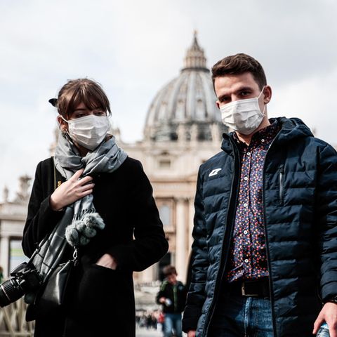 Auch in Rom tragen immer mehr Touristen und Einheimische Atemschutzmasken – wie hier auf dem Petersplatz